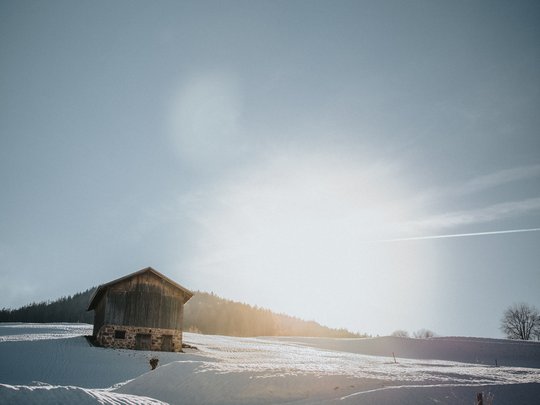 Presulis: Ihre Luxus-Ferienwohnung in Völs am Schlern Holzhaus auf schneebedecktem Feld bei sonnigem Wintertag