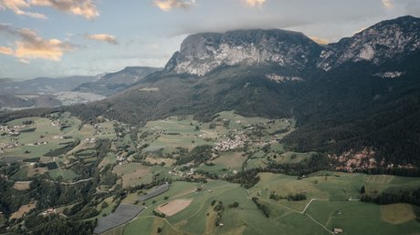 Heartfelt snapshots: the Presulis apartments in Völs Landscape with green fields and mountains under a cloudy sky