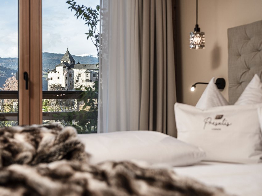 Ankommen und durchatmen: Urlaub in Völs am Schlern Blick aus einem Hotelzimmer auf ein Schloss und Berge im Hintergrund