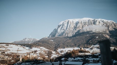 Immagini che emozionano: appartamenti Presulis a Fiè Paesaggio invernale con montagne innevate e piccoli villaggi