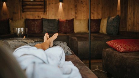 Immagini che emozionano: appartamenti Presulis a Fiè Persona rilassata in una stanza accogliente con divano e cuscini