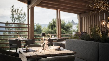 Immagini che emozionano: appartamenti Presulis a Fiè Tavolo allestito in veranda di un ristorante con vista sul verde