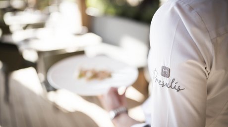 Immagini che emozionano: appartamenti Presulis a Fiè Cameriere con badge Sleepsuit tiene un piatto di cibo servito sulla terrazza