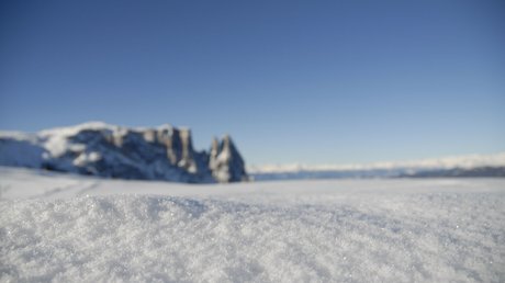 Immagini che emozionano: appartamenti Presulis a Fiè Primo piano della neve scintillante con montagne sullo sfondo