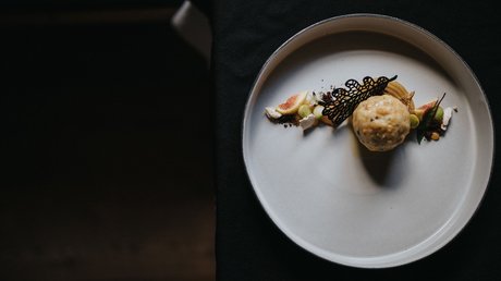 Immagini che emozionano: appartamenti Presulis a Fiè Dolce gourmet artistico su piatto bianco