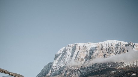 Immagini che emozionano: appartamenti Presulis a Fiè Vigneti innevati lungo una strada di campagna con montagna sullo sfondo
