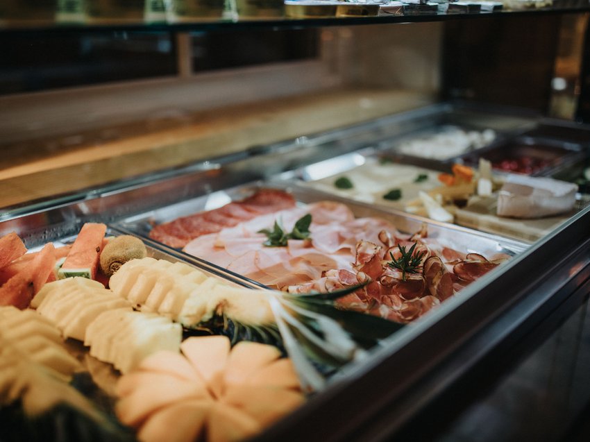 Esperienze che ispirano: gastronomia al Presulis Selezione di frutta fresca, affettati e formaggi al buffet