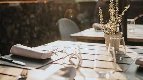 Immagini che emozionano: appartamenti Presulis a Fiè Terrazza all'aperto soleggiata con tavolo apparecchiato e pianta in vaso