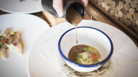 Immagini che emozionano: appartamenti Presulis a Fiè Salsa marrone versata su un piatto con uovo e erbe in una tazza bianca