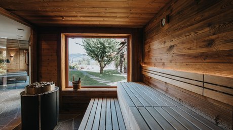 Immagini che emozionano: appartamenti Presulis a Fiè Sala sauna in legno con vista sul giardino e montagne