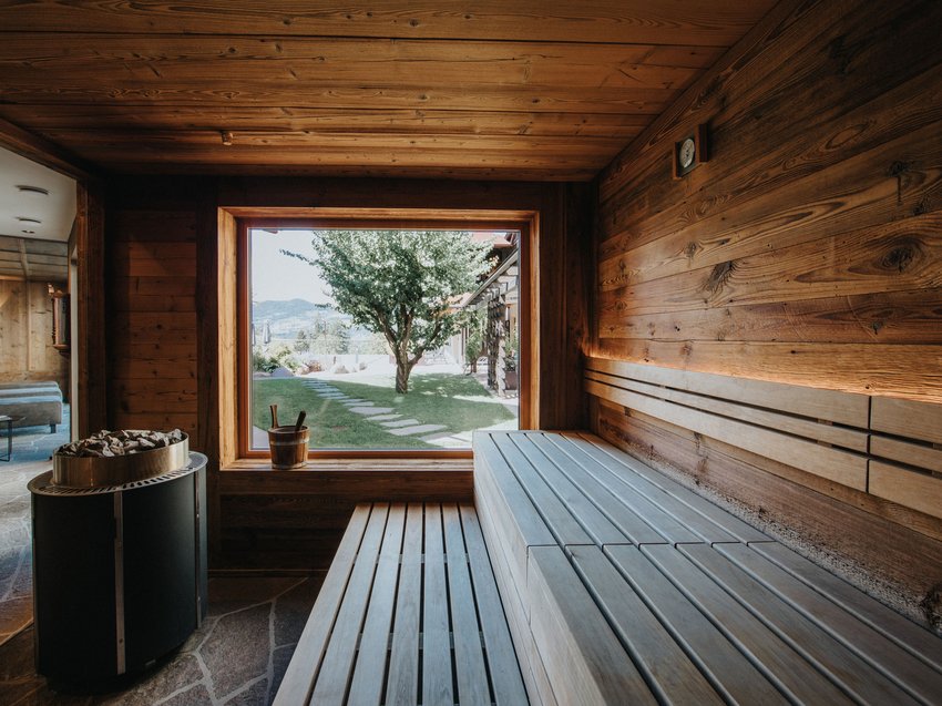 Sport e relax in appartamenti all’Alpe di Siusi con piscina Sala sauna in legno con vista sul giardino e montagne