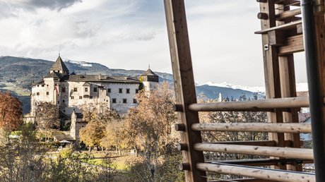 Immagini che emozionano: appartamenti Presulis a Fiè Vista di un castello con alberi autunnali e montagne sullo sfondo