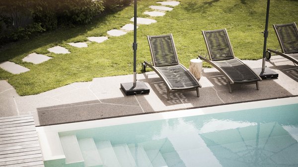 Gli articoli sul Presulis Hideaway Apartments & Restaurant Piscina con lettini e ombrelloni accanto a prato curato