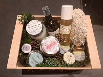 Seiser Alm Balance: active & healthy throughout spring Wooden box with natural cosmetics and care products, decorated with pine branches and cones