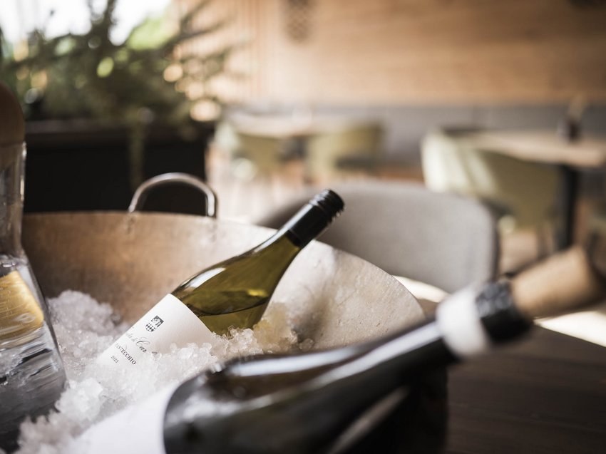 Esperienze che ispirano: gastronomia al Presulis Bottiglie di vino in un secchiello con ghiaccio in un ristorante