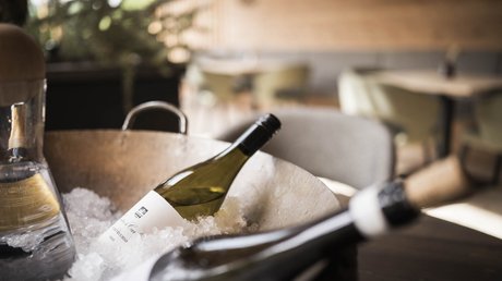 Immagini che emozionano: appartamenti Presulis a Fiè Bottiglie di vino in un secchiello con ghiaccio in un ristorante