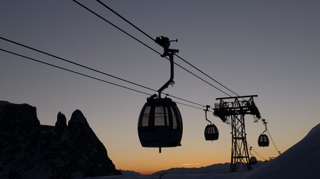 Immagini che emozionano: appartamenti Presulis a Fiè Cabine della funivia al tramonto in paesaggio montano innevato